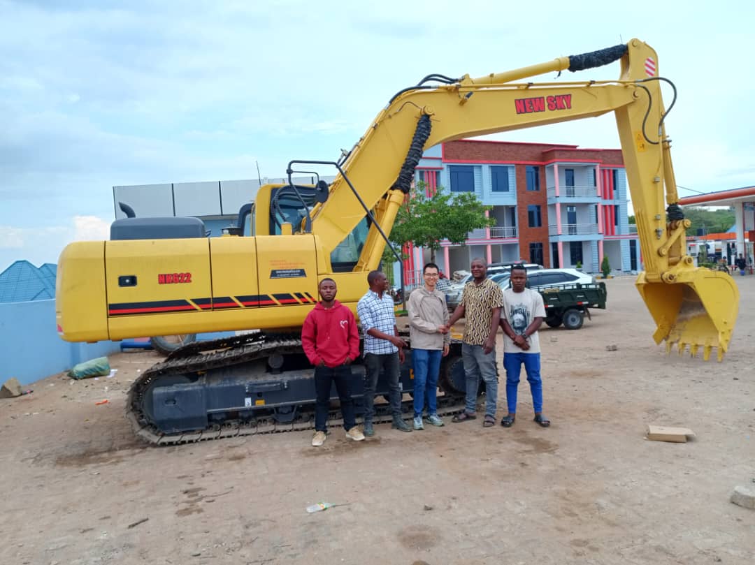 On December 12, TANZANIA NEW SKY INDUSTRIAL CO., LTD. (NEW SKY TANZANIA) successfully delivered an NK622 excavator to a local customer. Congratulations!